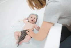 Angelcare Fit Grijs Badzitje AC-ST02-GR -Dirkje || Jollein || bébé-jou Verkoopwinkel Angelcare Fit Grijs Badzitje AC ST02 GR Sfeerbeeld