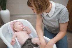 Angelcare Fit Roze Badzitje AC-ST02-PK -Dirkje || Jollein || bébé-jou Verkoopwinkel Angelcare Fit Roze Badzitje AC ST02 PK Sfeerbeeld