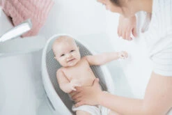 Angelcare Soft-Touch Grijs Badzitje AC-ST01-GR 11 Angelcare Soft-Touch Grijs Badzitje AC-ST01-GR -Dirkje || Jollein || bébé-jou Verkoopwinkel Angelcare Soft Touch Badzitje sfeerfoto 1