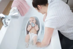 Angelcare Soft-Touch Grijs Badzitje AC-ST01-GR 12 Angelcare Soft-Touch Grijs Badzitje AC-ST01-GR -Dirkje || Jollein || bébé-jou Verkoopwinkel Angelcare Soft Touch Badzitje sfeerfoto 2