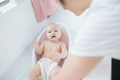 Angelcare Soft-Touch Roze Badzitje AC-ST01-PK 12 Angelcare Soft-Touch Roze Badzitje AC-ST01-PK -Dirkje || Jollein || bébé-jou Verkoopwinkel Angelcare Soft Touch Badzitje sfeerfoto