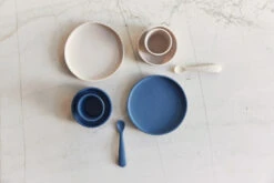 Jollein Nougat Siliconen Dinerset 705-007-00093 -Dirkje || Jollein || bébé-jou Verkoopwinkel Jollein Jeans Blue Siliconen Dinerset 705 007 66035 3