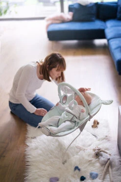 Momi Glossy Lama Bouncer Wipstoel BULE00005 -Dirkje || Jollein || bébé-jou Verkoopwinkel Momi Glossy 1