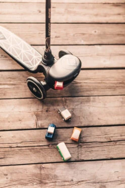 Scoot And Ride Brown Lines Highwaykick 2 Step SR-96526 -Dirkje || Jollein || bébé-jou Verkoopwinkel Scoot and Ride Brown Lines Highwaykick 2 Step SR 96526 .sfeer 3