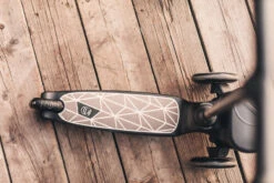 Scoot And Ride Brown Lines Highwaykick 2 Step SR-96526 -Dirkje || Jollein || bébé-jou Verkoopwinkel Scoot and Ride Brown Lines Highwaykick 2 Step SR 96526 .sfeer 4