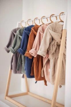 Jollein Pale Pink 1-2jr Badjas 060-808-00090 -Dirkje || Jollein || bébé-jou Verkoopwinkel Sfeerfoto Badjas Jollein 2