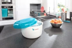 Badabulle Blauw Magnetron Stoom Sterilisator B003204 -Dirkje || Jollein || bébé-jou Verkoopwinkel b003204 sterilisateur micro ondes bleu gris lifestyle 07