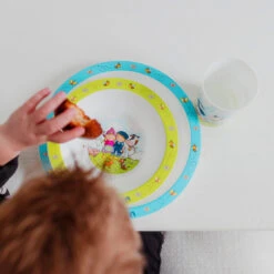 Bambolino Toys Fien En Teun 3-delig Kinderservies 19206 -Dirkje || Jollein || bébé-jou Verkoopwinkel bambolino toys fien en teun 3 delig kinderservies 19206 sfeer2