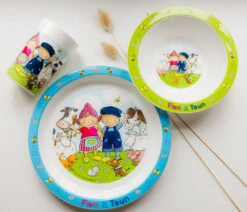 Bambolino Toys Fien En Teun 3-delig Kinderservies 19206 -Dirkje || Jollein || bébé-jou Verkoopwinkel bambolino toys fien en teun 3 delig kinderservies 19206 sfeer3