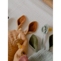 Bibs Kangaroo Sage Knuffeldoekje 9405250 -Dirkje || Jollein || bébé-jou Verkoopwinkel bibs kangaroo desert sand knuffeldoekje 9405293 2 1