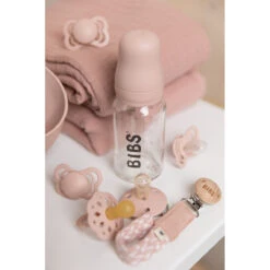 Bibs Blush 110 Ml Glazen Fles 5013244 -Dirkje || Jollein || bébé-jou Verkoopwinkel bibs ss22 mixed lifestyle product 7