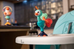 Bo Jungle B-Suction Toy Cute Peacock Kinderstoel Speelgoed B910820 -Dirkje || Jollein || bébé-jou Verkoopwinkel bo jungle b suction toy cute peacock kinderstoel speelgoed b910820 4
