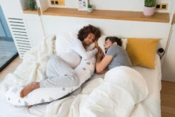 Doomoo Buddy Bear Grey Voedingskussen B04 -Dirkje || Jollein || bébé-jou Verkoopwinkel doomoo buddy bear grey voedingskussen b04