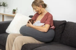 Doomoo Buddy Classic Anthracite Voedingskussen B12 -Dirkje || Jollein || bébé-jou Verkoopwinkel doomoo buddy classic anthracite voedingskussen b12 21