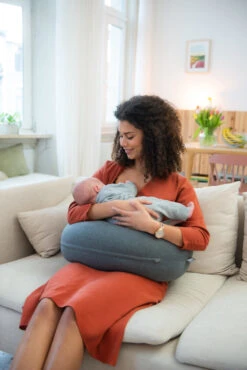 Doomoo Buddy Classic Anthracite Voedingskussen B12 -Dirkje || Jollein || bébé-jou Verkoopwinkel doomoo buddy classic anthracite voedingskussen b12 22