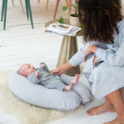 Doomoo Buddy Classic Light Grey Voedingskussenhoes BC B01 -Dirkje || Jollein || bébé-jou Verkoopwinkel doomoo buddy classic light grey voedingskussenhoes bc b01.4