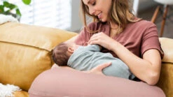 Doomoo Comfy Big Tetra Pink Voedingskussen 35 001 022 -Dirkje || Jollein || bébé-jou Verkoopwinkel doomoo comfy big tetra pink voedingskussen 35 001 022 6