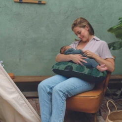 Doomoo Softy Green Forest Voedingskussen S80 -Dirkje || Jollein || bébé-jou Verkoopwinkel doomoo softy green forest voedingskussen 4