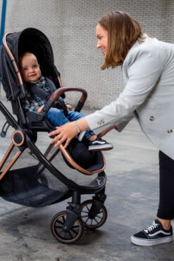 Ding Fenix Black/Rose 3-in-1 Combi Kinderwagen Incl. Autostoel 38 Ding Fenix Black/Rose 3-in-1 Combi Kinderwagen Incl. Autostoel -Dirkje || Jollein || bébé-jou Verkoopwinkel fenix lifestyle 05a