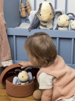 Happy Horse Bee Benja 26 Cm No. 2 Knuffel 133711 -Dirkje || Jollein || bébé-jou Verkoopwinkel happy bee benja lifestyle 1