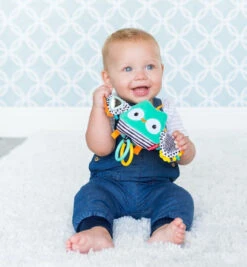 Infantino Flutter & Jitter Uil Buggyspeeltje BK-216320 8 Infantino Flutter & Jitter Uil Buggyspeeltje BK-216320 -Dirkje || Jollein || bébé-jou Verkoopwinkel infantino flutter jitter uil buggyspeeltje bk 216320 1 1920x1920