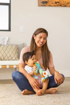 Infantino Go Gaga Playtime Pal Olifant Buggyspeeltje BK-216553 -Dirkje || Jollein || bébé-jou Verkoopwinkel infantino go gaga playtime pal olifant buggyspeeltje 4