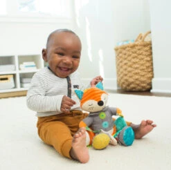 Infantino Go Gaga Playtime Pal Vos Buggyspeeltje BK-216311 -Dirkje || Jollein || bébé-jou Verkoopwinkel infantino go gaga playtime pal vos buggyspeeltje bk 216311 meer sfeer