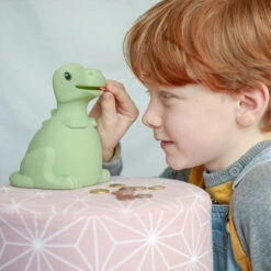Kidywolf Kidybank Dino Spaarpot -Dirkje || Jollein || bébé-jou Verkoopwinkel kidywolf kidybank dino spaarpot 5