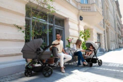 Kinderkraft A-Tour Dark Grey 3-in-1 Kinderwagen Incl. Autostoel KSATOU00DGR3000 -Dirkje || Jollein || bébé-jou Verkoopwinkel kinderkraft a tour kinderwagen sfeerfoto 2 1