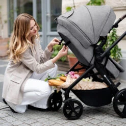 Kinderkraft A-Tour Light Grey 3-in-1 Kinderwagen Incl. Autostoel KSATOU00LGR3000 -Dirkje || Jollein || bébé-jou Verkoopwinkel kinderkraft a tour kinderwagen sfeerfoto 3