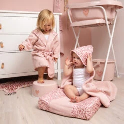 Bébé-jou Bebe-Jou Leopard Pink 72 X 44 Cm Aankleedkussenhoes 3014123 6 Bébé-jou Bebe-Jou Leopard Pink 72 X 44 Cm Aankleedkussenhoes 3014123 -Dirkje || Jollein || bébé-jou Verkoopwinkel leopard pink mood 51 1