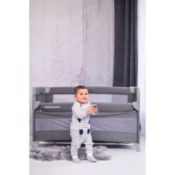 Lorelli Up And Down Cool Grey Bear Campingbedje Incl. Bodemverhoger 1008006-2370 -Dirkje || Jollein || bébé-jou Verkoopwinkel lorelli up and down campingbedje incl. bodemverhoger sfeer 2