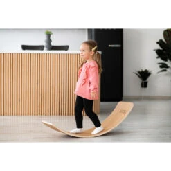 Luna Toys Houten Balansbord Met Zwart Vilt LU-36998 -Dirkje || Jollein || bébé-jou Verkoopwinkel luna toys houten balansbord sfeer 2