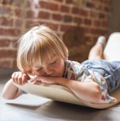 Luna Toys Houten Balansbord Met Grijs Vilt LU-37001 -Dirkje || Jollein || bébé-jou Verkoopwinkel luna toys houten balansbord sfeer 4 1