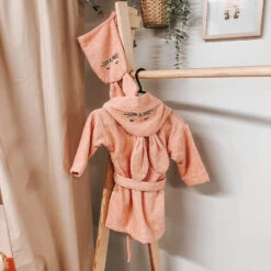 MamaLoes Konijn 0-1 Jaar Badjas ML 5033 -Dirkje || Jollein || bébé-jou Verkoopwinkel mamaloes konijn 0 1 jaar badjas ml 5033 sfeer 02