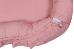 MamaLoes Soft Cotton Ruffle Licht Roze Babynest ML020113 -Dirkje || Jollein || bébé-jou Verkoopwinkel mamaloes soft cotton ruffle licht roze babynest ml020113 2