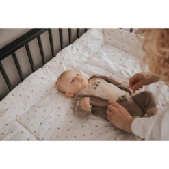 MamaLoes Paddenstoeltjes 80 X 100 Cm Omkeerbaar Boxkleed ML020231 -Dirkje || Jollein || bébé-jou Verkoopwinkel mamaloes stippen 80 x 100 cm omkeerbaar boxkleed ml020232 14 2