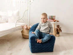 Albero Mio Velvet Navy Kinderfauteuil 12 Albero Mio Velvet Navy Kinderfauteuil -Dirkje || Jollein || bébé-jou Verkoopwinkel mamaloes velvet navy kinderfauteuil 2