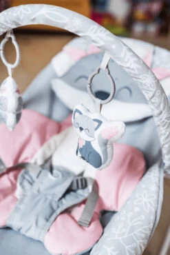 Momi Luis Pink Bouncer Wipstoel BULE00016 -Dirkje || Jollein || bébé-jou Verkoopwinkel momi luis pink bouncer wipstoel bule00016 03 1