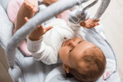 Momi Luis Grey Bouncer Wipstoel BULE00018 -Dirkje || Jollein || bébé-jou Verkoopwinkel momi luis pink bouncer wipstoel bule00016 04 1