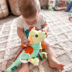 Playgro Sensory Friends Dusty Dragon Buggyspeeltje P0188473 19 Playgro Sensory Friends Dusty Dragon Buggyspeeltje P0188473 -Dirkje || Jollein || bébé-jou Verkoopwinkel playgro sensory friends dusty dragon buggyspeeltje p0188473 .7
