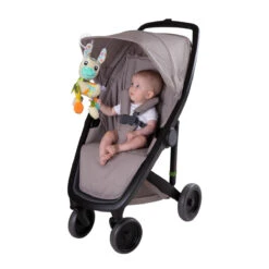 Playgro Sensory Friends Lupe Llama Buggyspeeltje P0188470 -Dirkje || Jollein || bébé-jou Verkoopwinkel playgro sensory friends lupe llama buggyspeeltje p0188470 .2