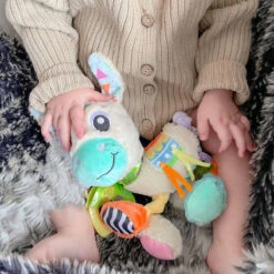 Playgro Sensory Friends Lupe Llama Buggyspeeltje P0188470 -Dirkje || Jollein || bébé-jou Verkoopwinkel playgro sensory friends lupe llama buggyspeeltje p0188470 .4